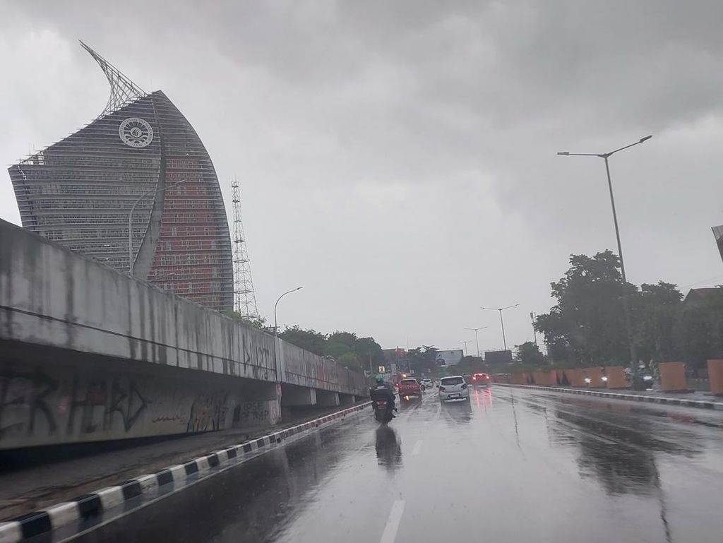 BMKG Makassar Keluarkan Peringatan Dini untuk Tamalanrea-Manggala: Waspada Hujan Lebat-Petir Sore Ini